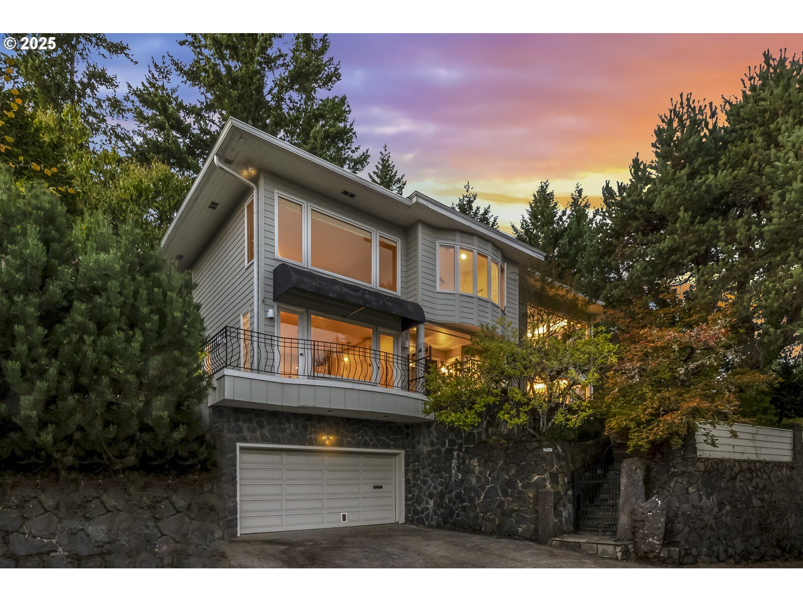 Property Photo:  2983 SW Canterbury Ln  OR 97205 