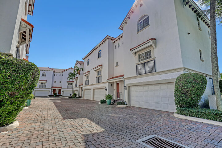 Property Photo:  1950 Presidential Way 12  FL 33401 
