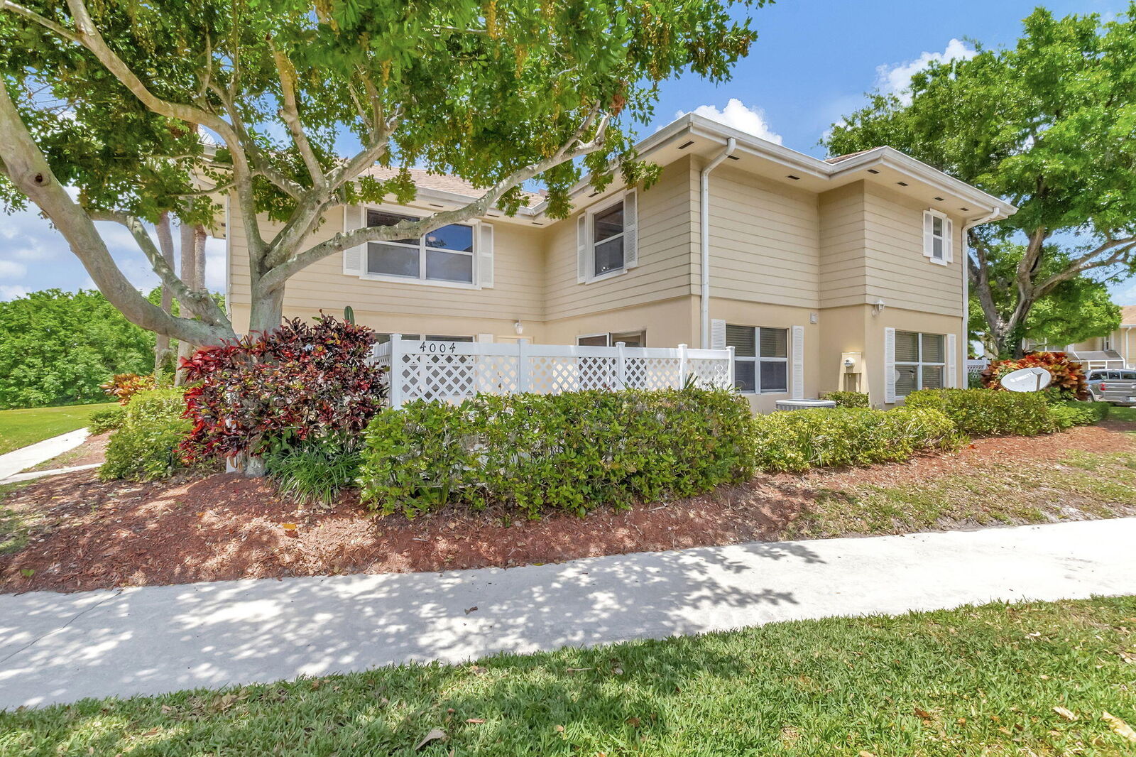 Property Photo:  4004 Medford Court  FL 33436 