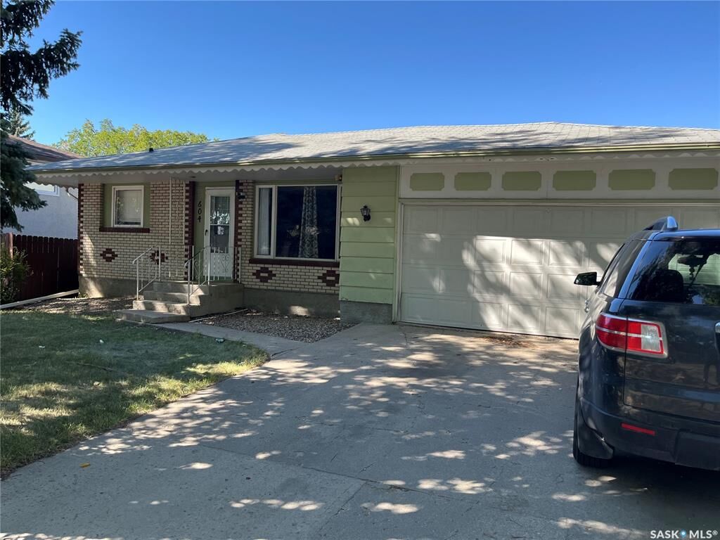 Property Photo:  604 Dalgliesh Drive  SK S4R 6L8 