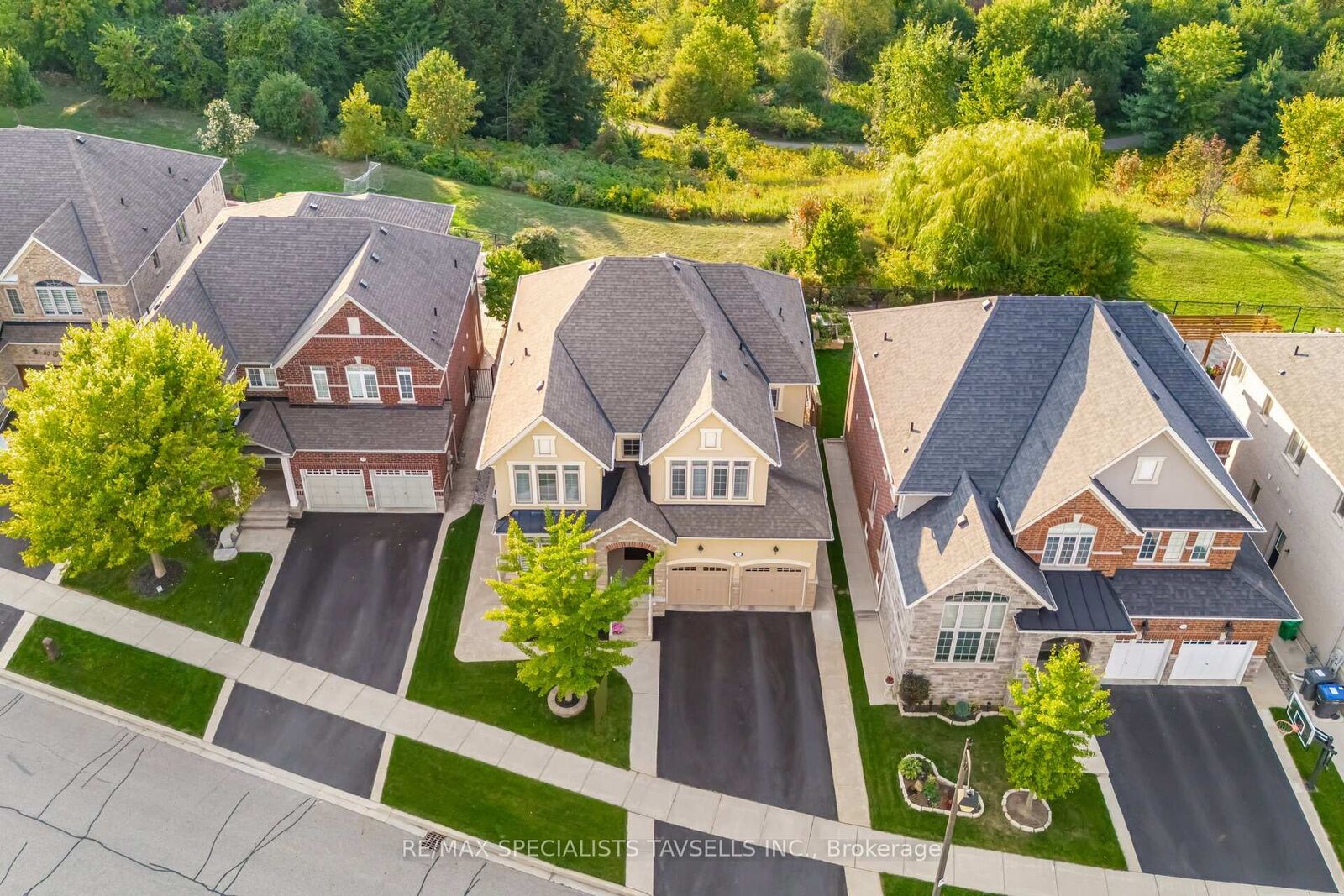 Property Photo: 44 Gentle Fox Drive ON L7C 3S5