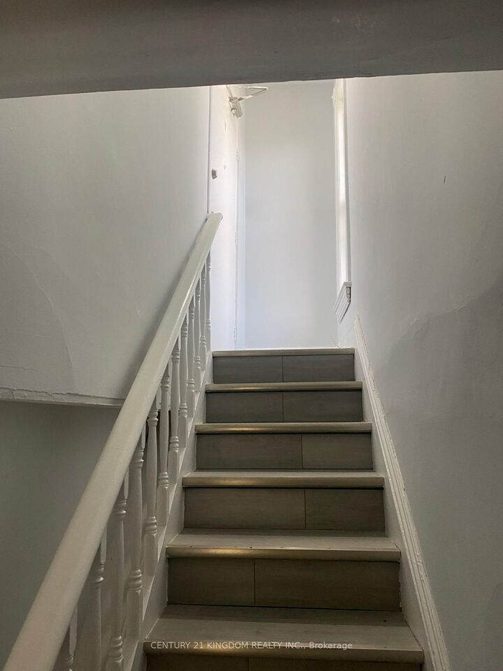 Property Photo:  201 Albert Street Upper  ON L1H 4R4 