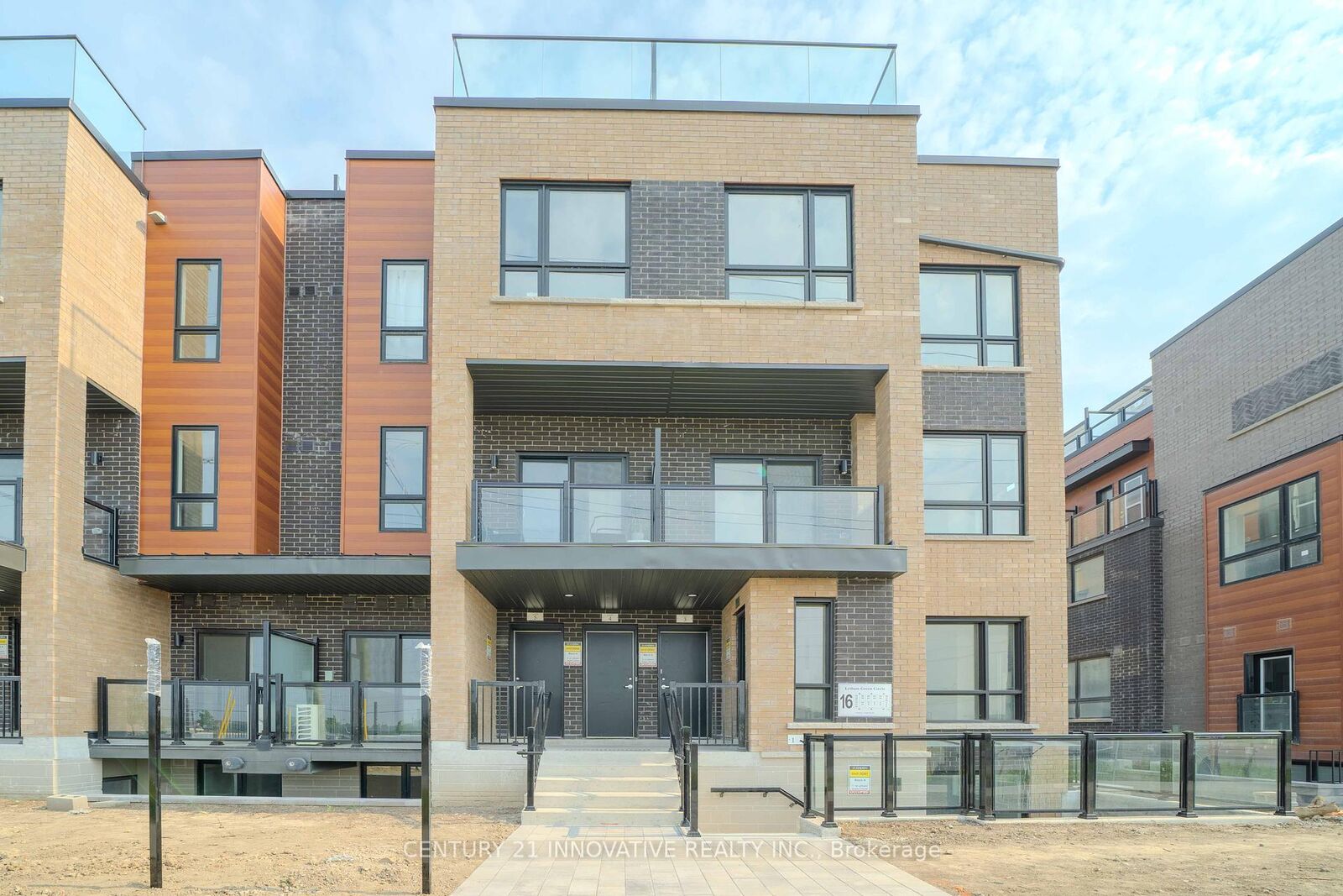 Property Photo:  16 Lytham Green Circle 5  ON L3Y 0H5 