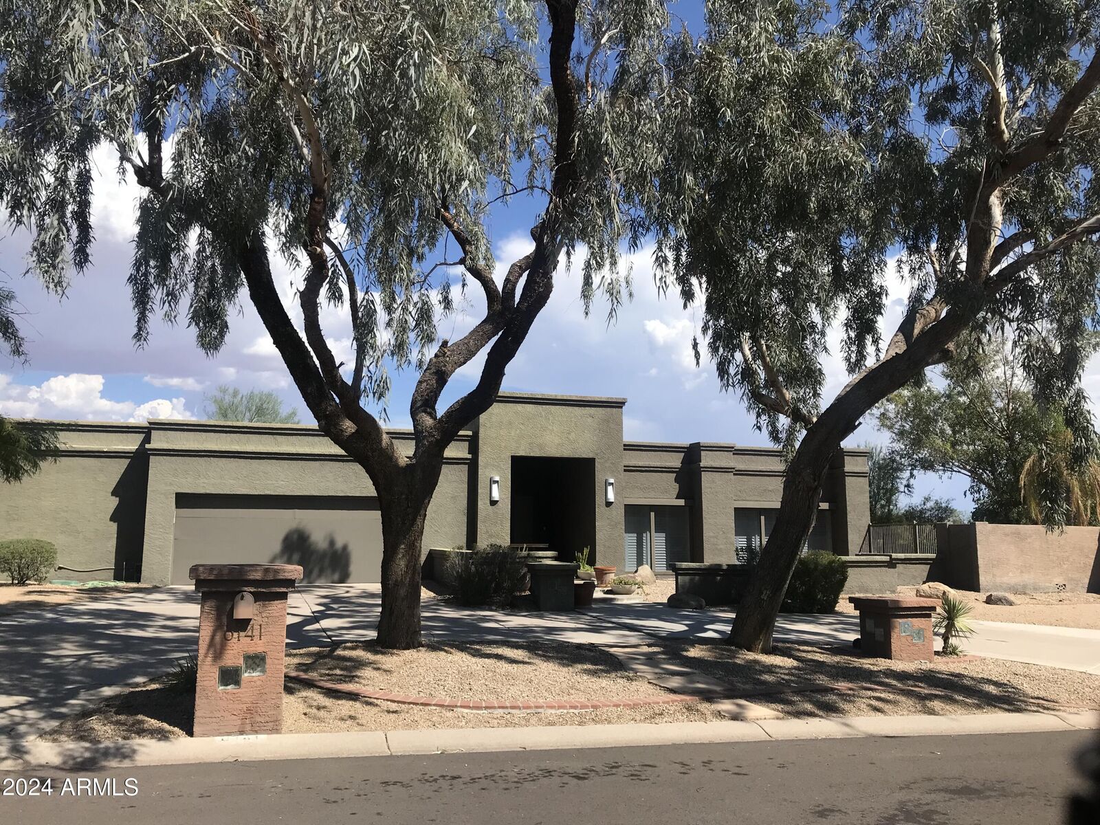 Property Photo: 6141 N 34th Place AZ 85253
