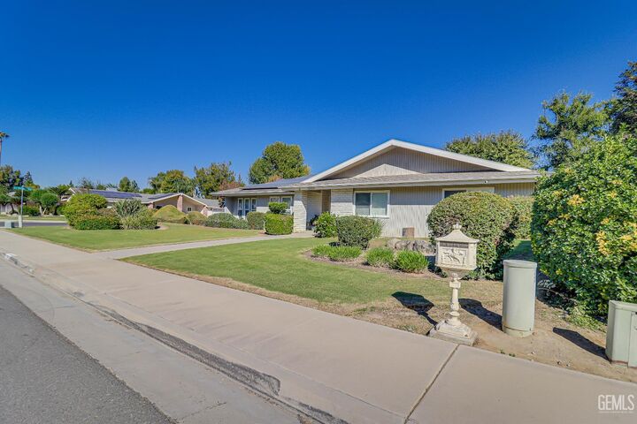 Property Photo: 1000 Halterio Court CA 93309