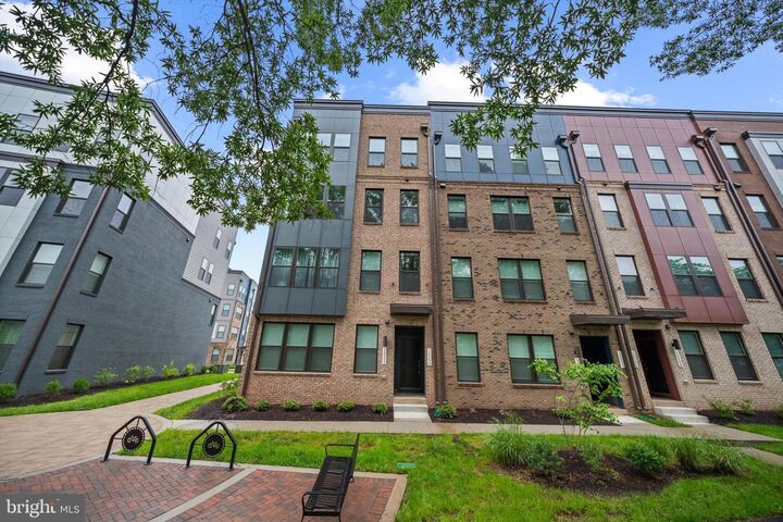 Property Photo: 14256 Newbrook Drive 30 VA 20151