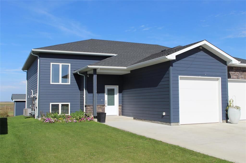 Property Photo:  102 Parkside Crescent  MB R5G 2X3 