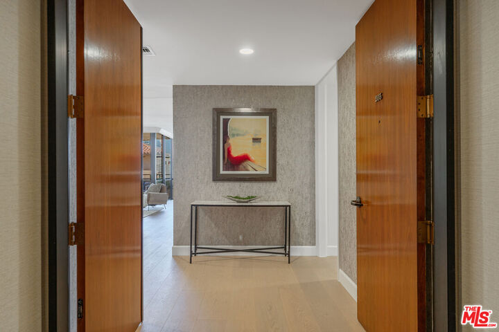 Property Photo:  211 S Spalding Dr  CA 90212 
