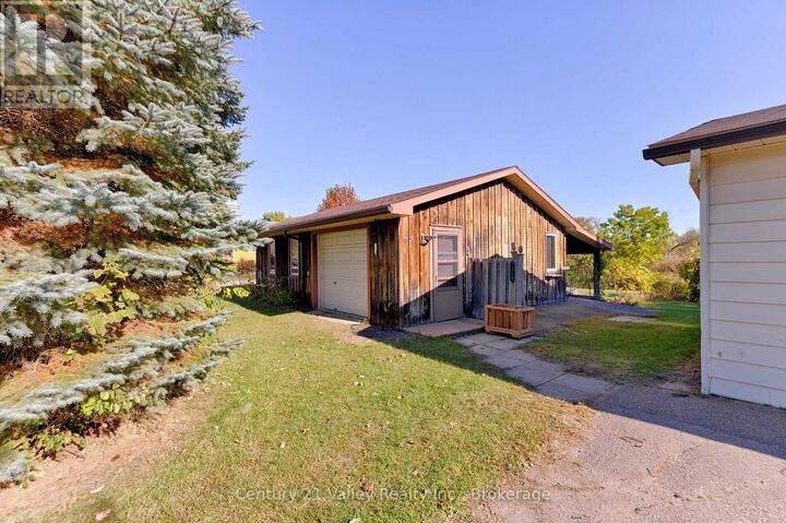 Property Photo:  405 Moore Street  ON K7V 1L8 