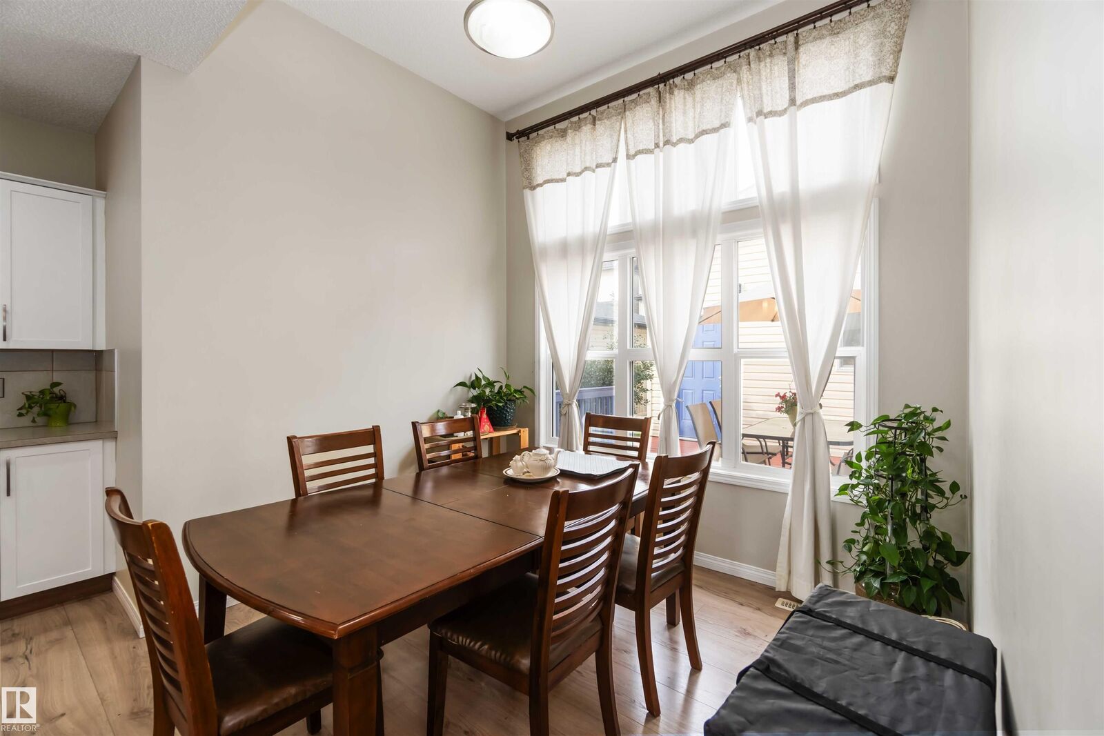 Photo de la propriété: 9932 221 Street NW AB T5T 4M7