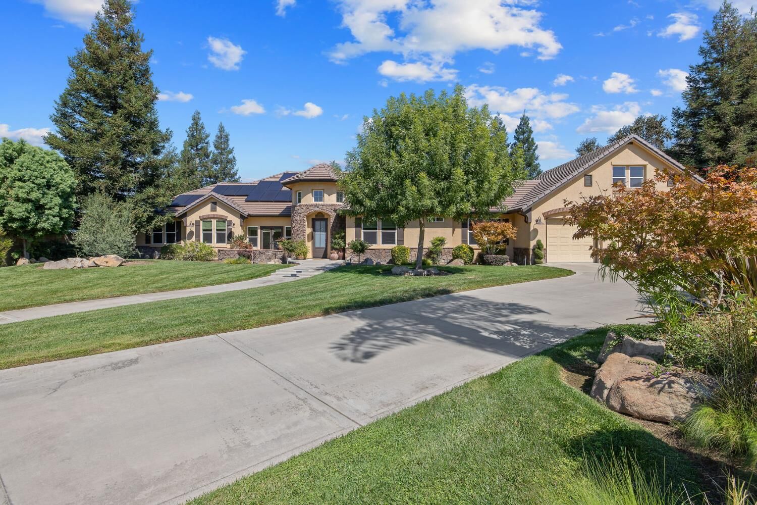 Property Photo:  1548 Rova  CA 93291 