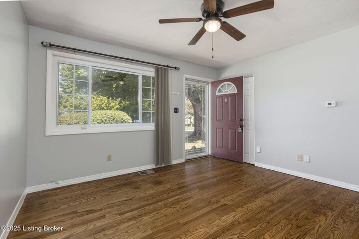 Property Photo: 8016 Edsel Ln KY 40291