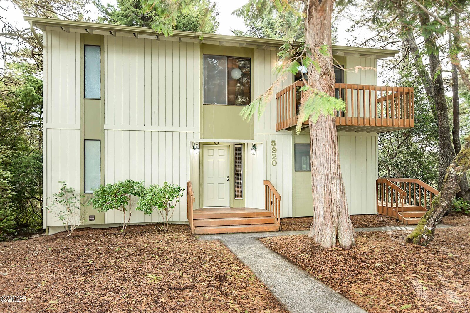 Property Photo: 5920 La Plaza Place OR 97367