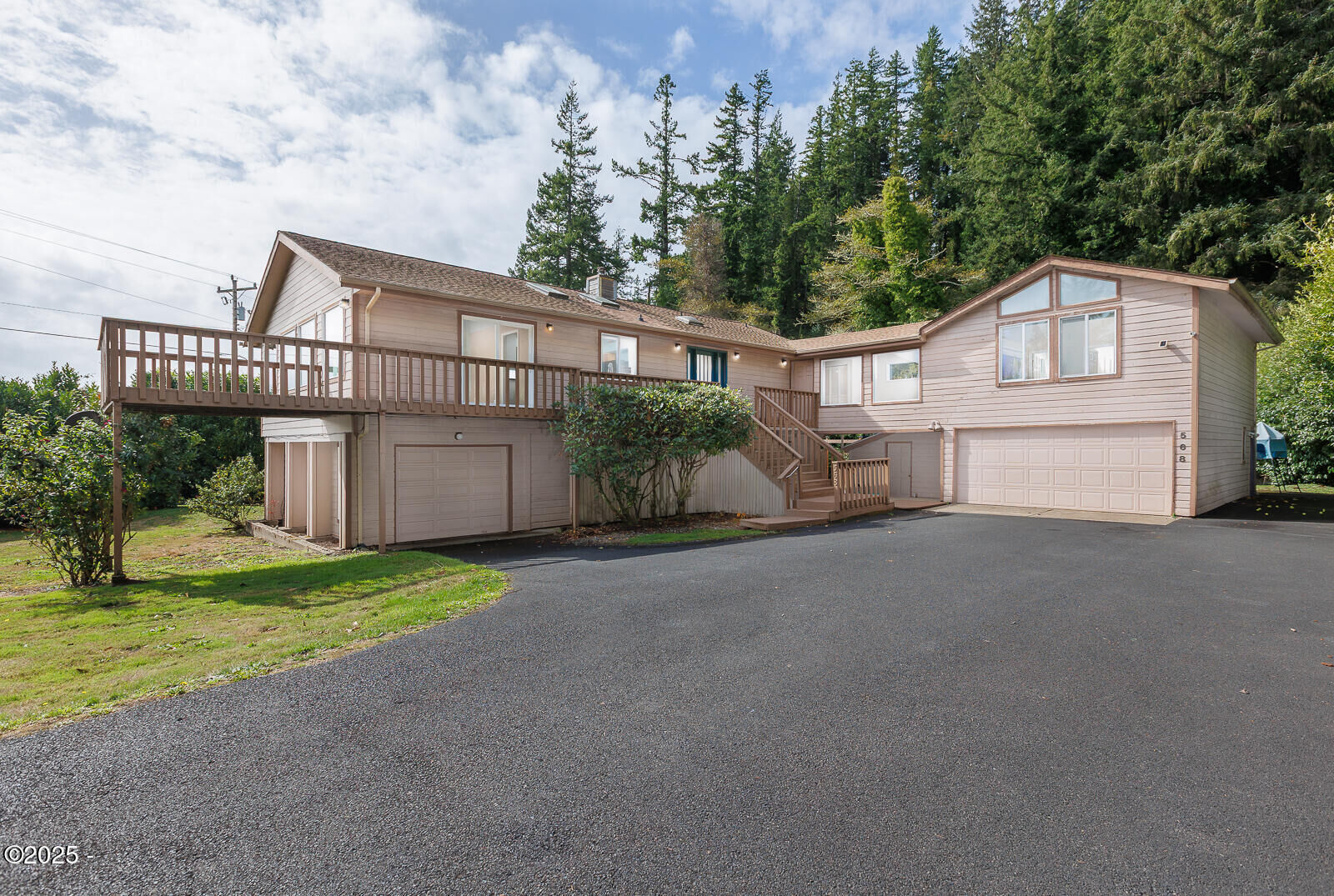 Property Photo:  568 SE Benson Road  OR 97365 