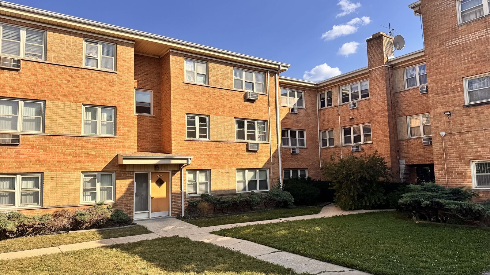 Property Photo:  2422 W Berwyn Avenue 309  IL 60625