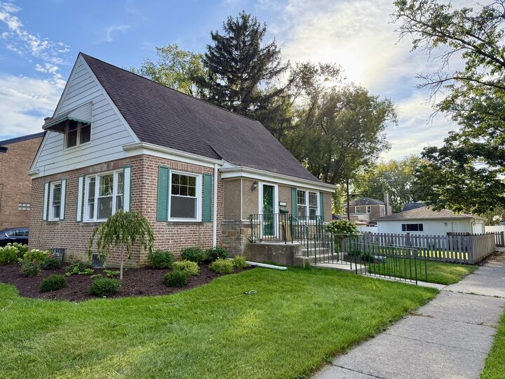 Property Photo: 1500 Bristol Avenue IL 60154