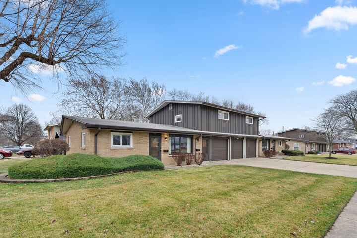 Property Photo: 537-541 N Edgelawn Drive 541 IL 60506