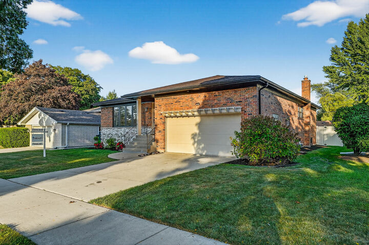 Property Photo: 1237 N Ridge Avenue IL 60004