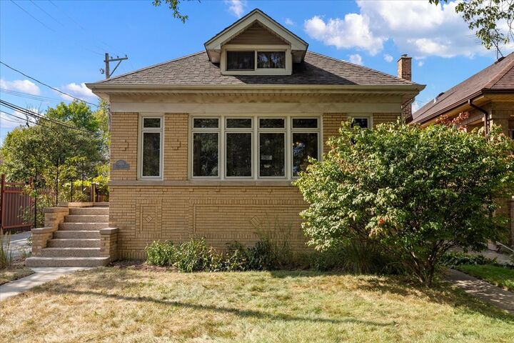 Property Photo:  3614 N Hamlin Avenue  IL 60618 