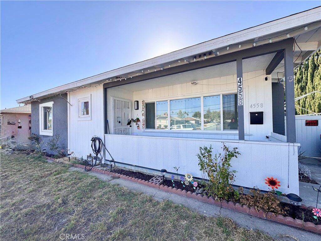 Property Photo: 4558 N Mountain View CA 92407