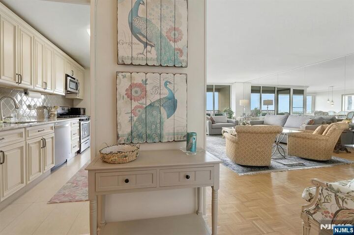 Property Photo:  6 Horizon Road 2207  NJ 07024 