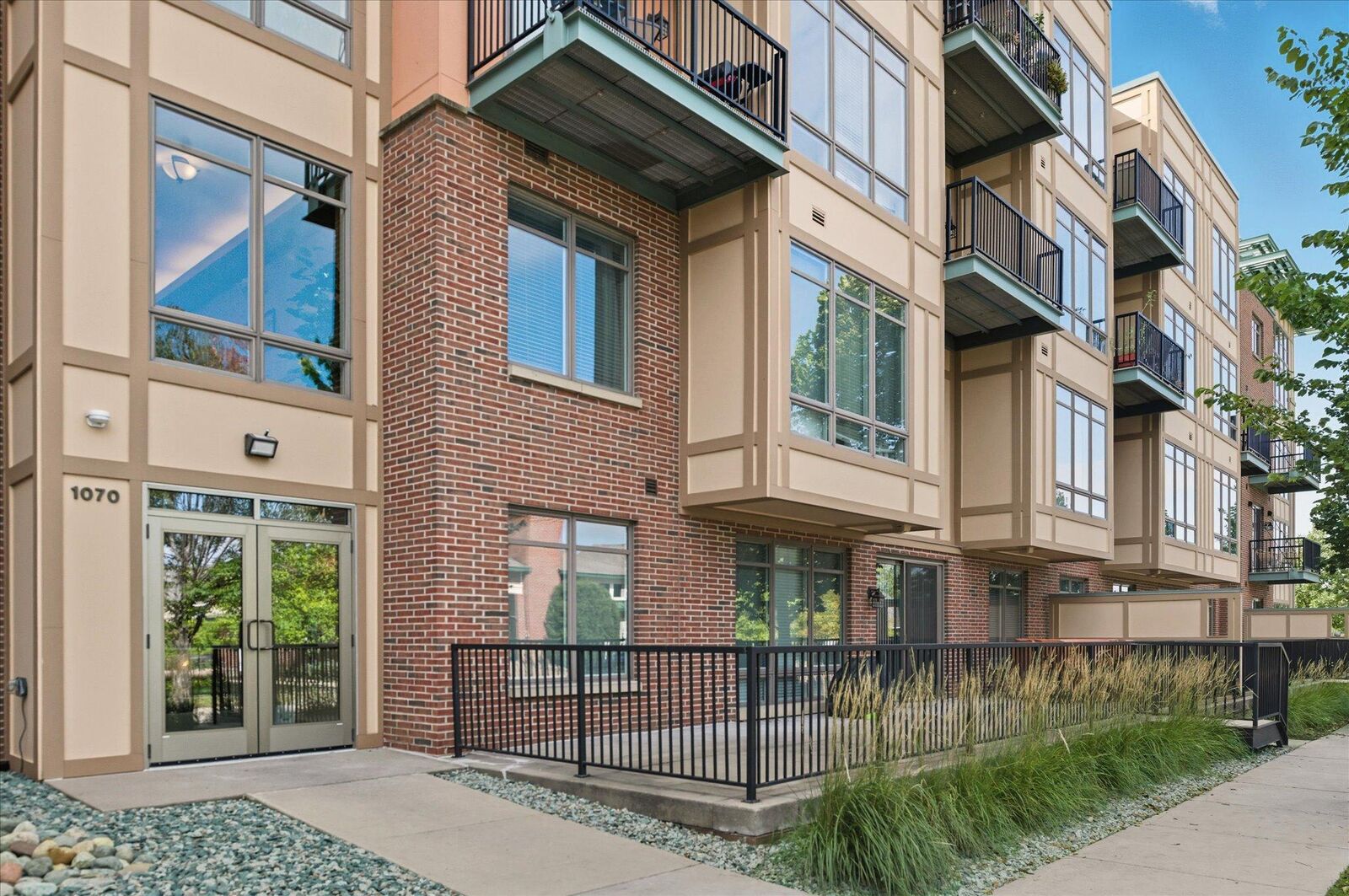 Property Photo:  1070 Grandview Court NE 101  MN 55421 