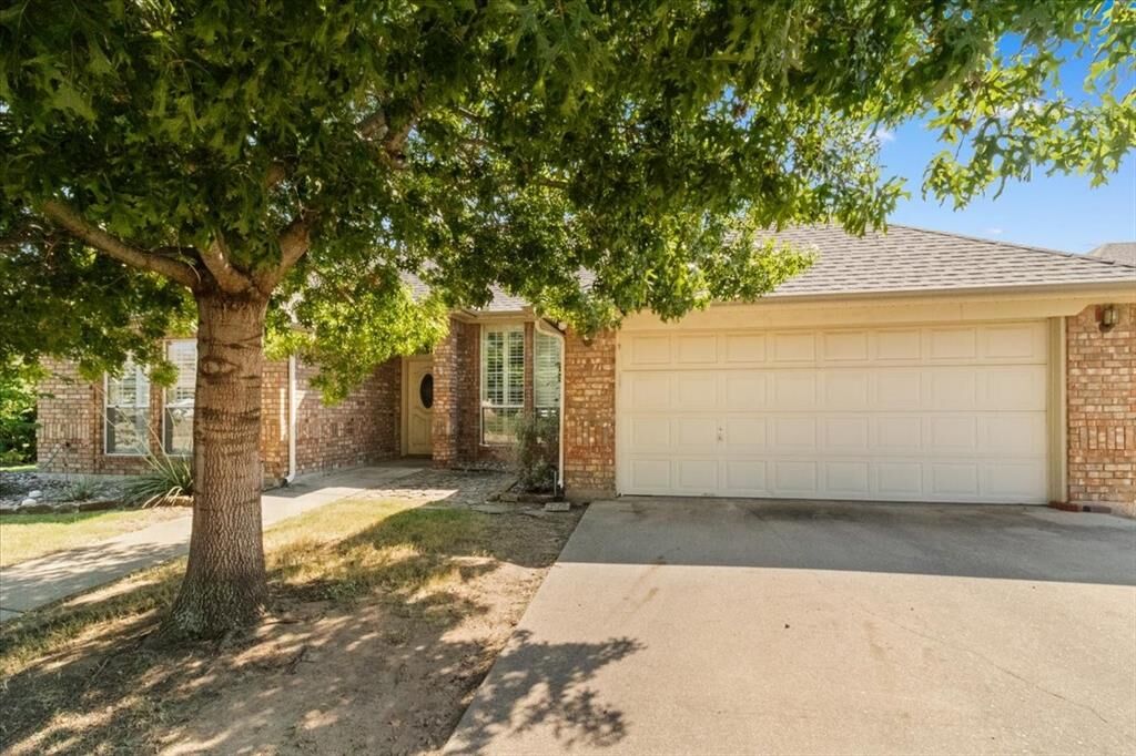 Property Photo: 8304 Emerald Circle TX 76180