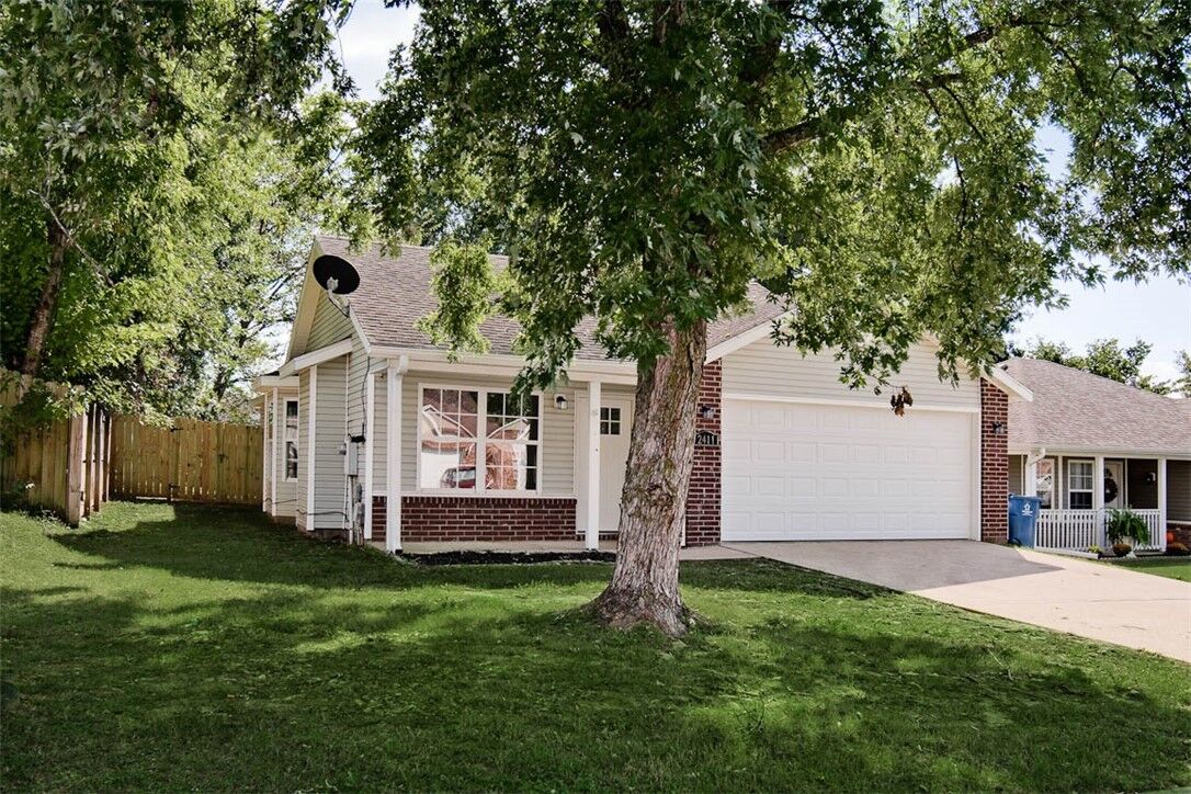 Property Photo: 2411 Choctaw Street AR 72712