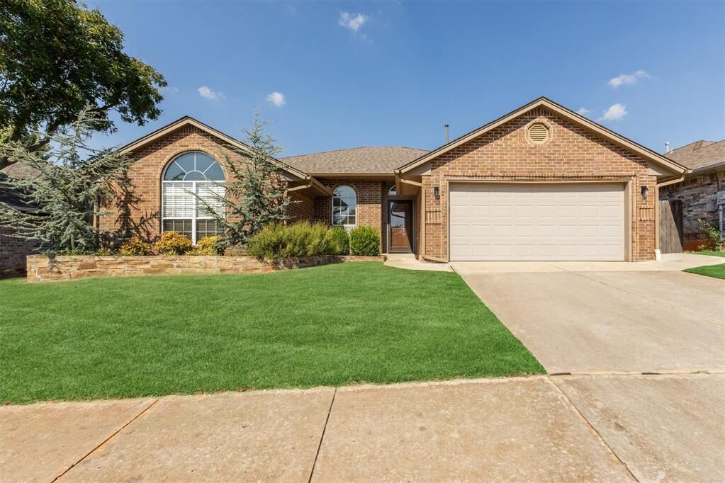 Property Photo: 2105 Cedar Meadow Lane OK 73003