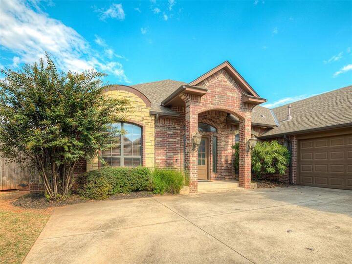 Property Photo: 1417 Glenmere Court OK 73003