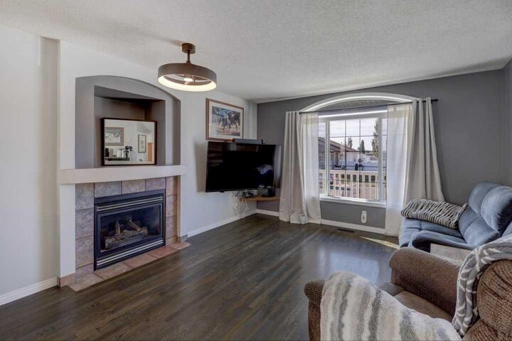 Property Photo:  13 Ross Place  AB T0M 0S0 