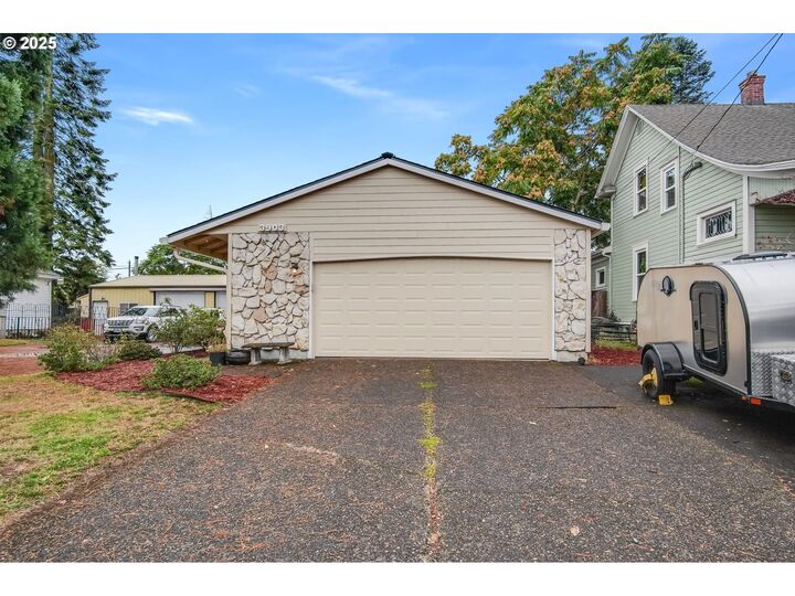Property Photo:  3903 SE 66th Ave  OR 97206 