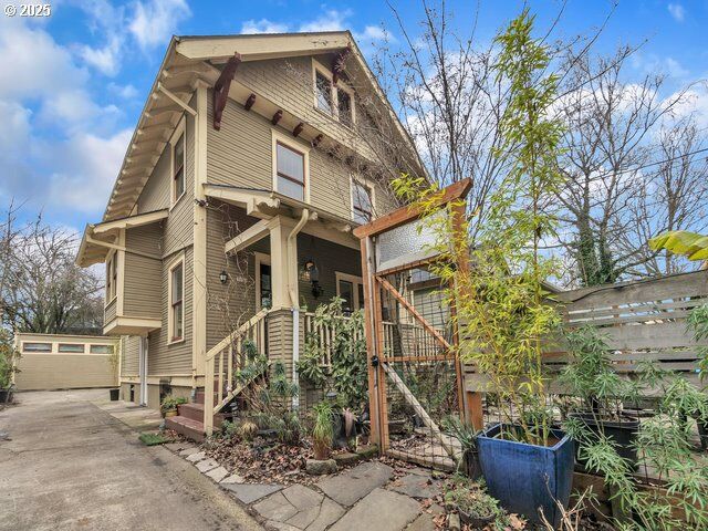 Property Photo:  3821 SE Main St  OR 97214 