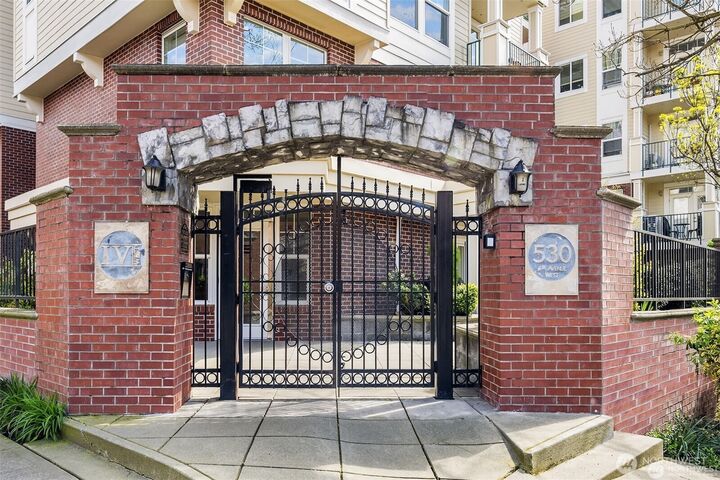 Property Photo:  530  4th Avenue W 206  WA 98119 