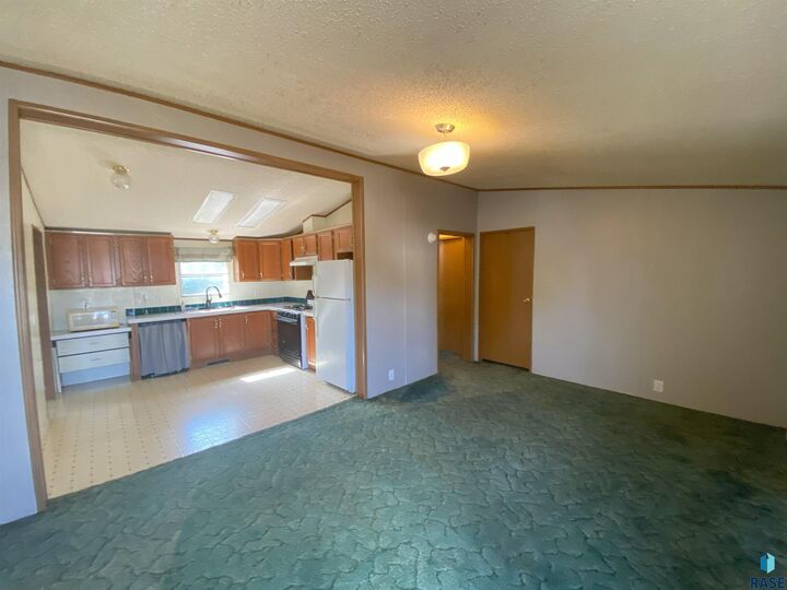 Property Photo: 1303 E Iris Pl SD 57103