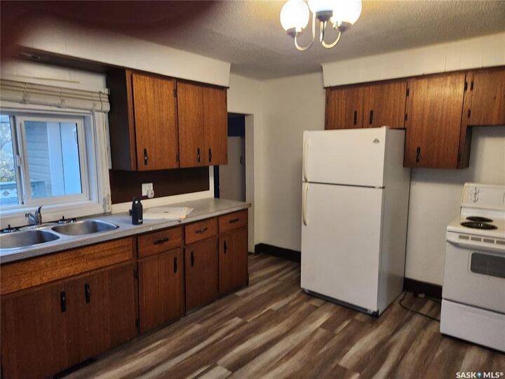 Property Photo:  19 10th Avenue NE  SK S9H 2T1 