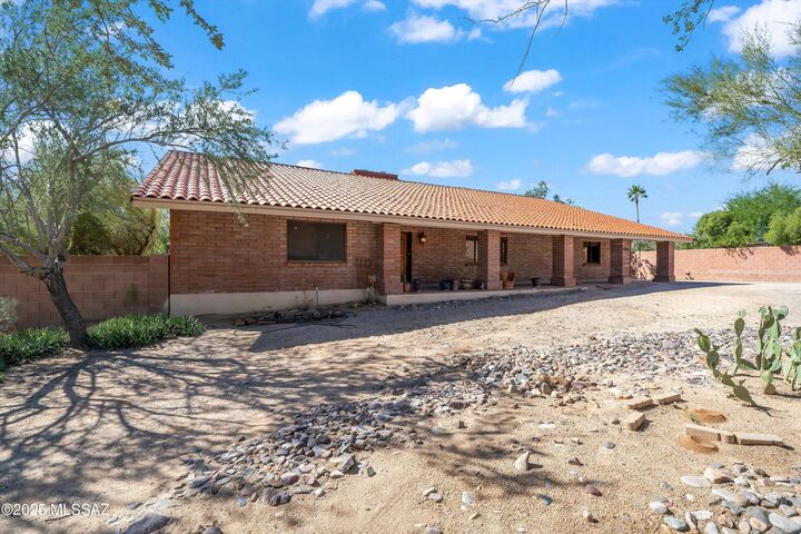 Property Photo: 8741 N Chinaberry Way AZ 85742