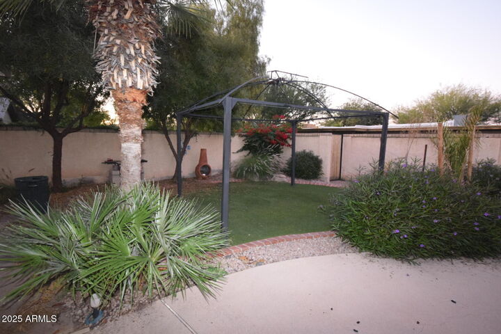 Property Photo: 3926 E Laurel Lane AZ 85028