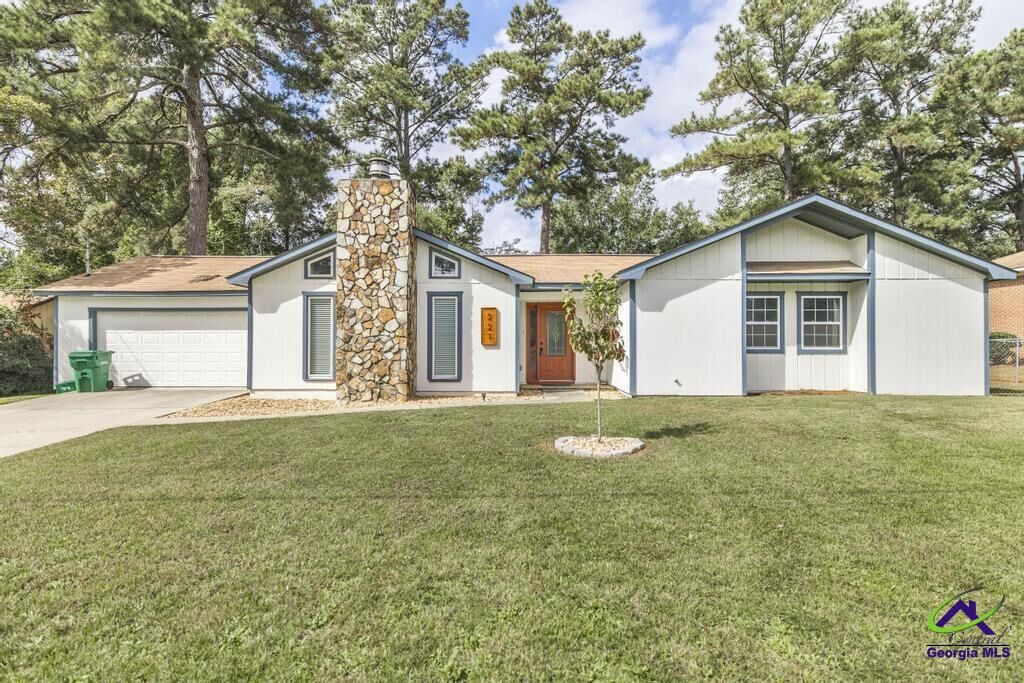Property Photo:  221 Gilchrist Drive  GA 31093 