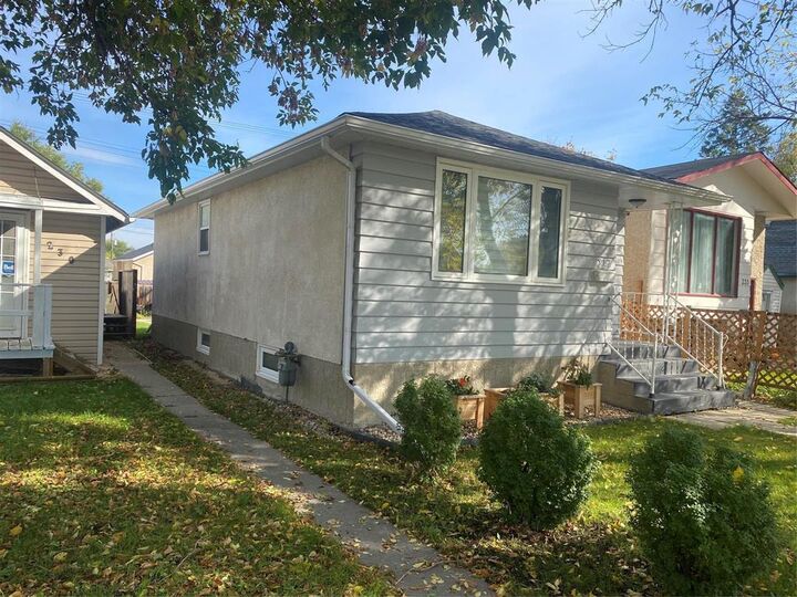 Property Photo:  237 Hartford Avenue  MB R2V 0V9 
