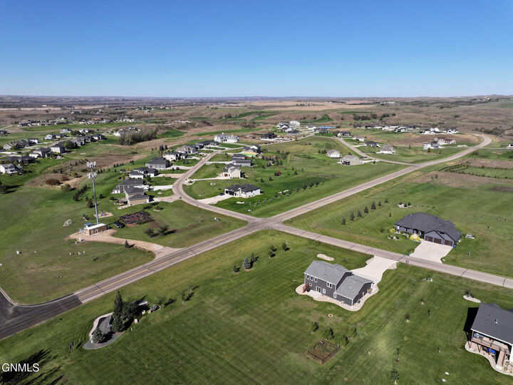 Property Photo: 2721 Nicklaus Drive ND 58503
