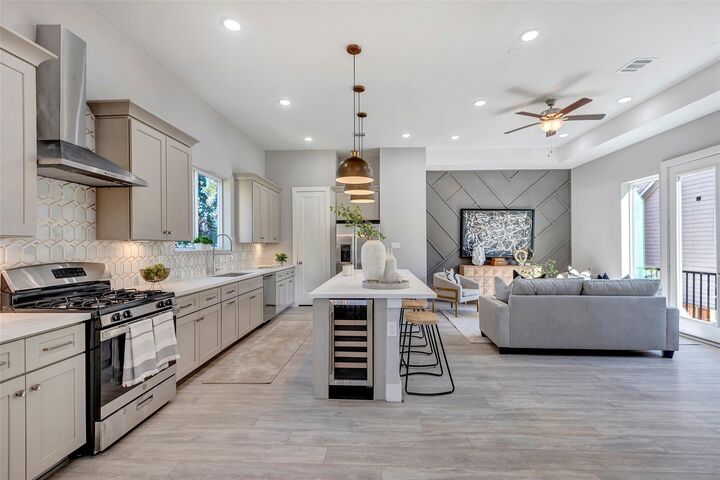 Property Photo:  3012 Bell Street  TX 77003 