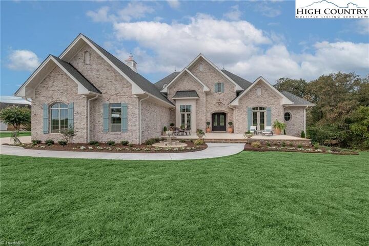 Property Photo: 202 Canterbury Drive NC 28659