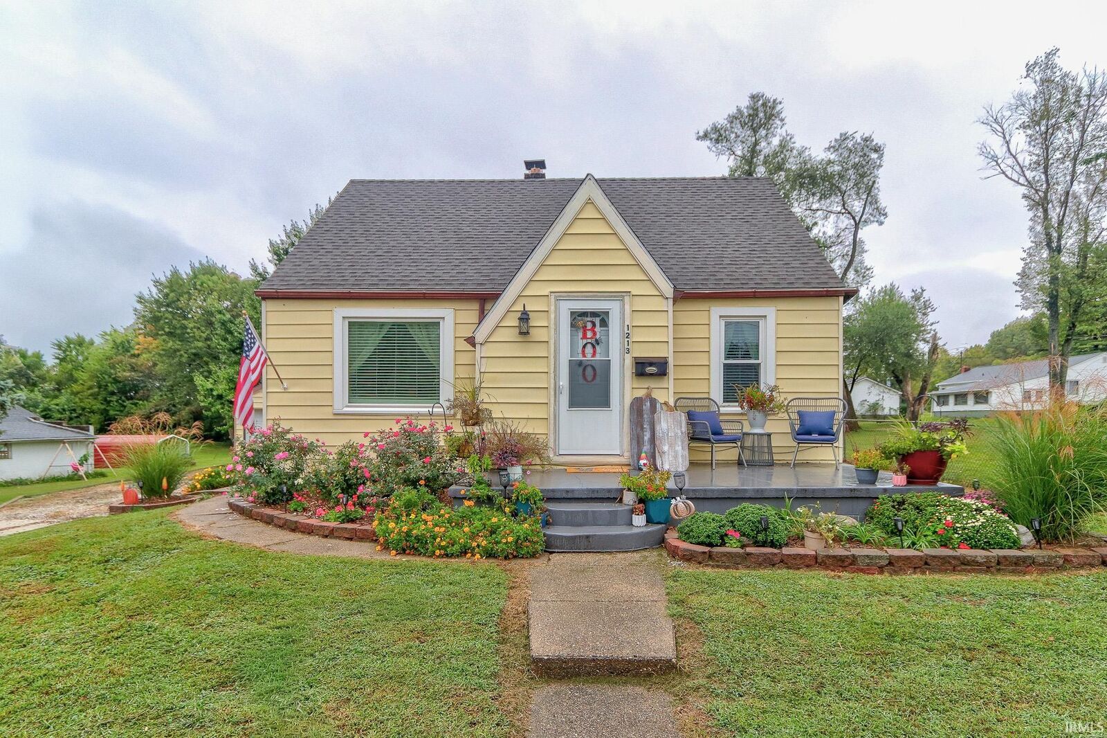 Property Photo:  1213 S Darwin Avenue  IN 47670-2813 
