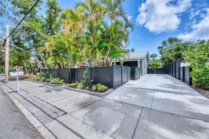 Property Photo:  1919 Laurel Street  FL 34236 