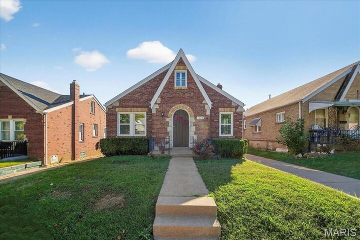 Property Photo:  1126 Art Hill Place  MO 63139 