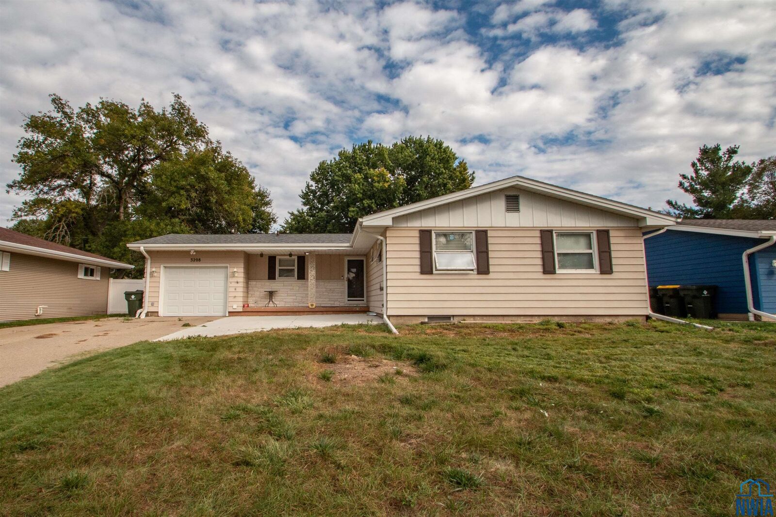 Property Photo: 3208 S Clinton St IA 51106