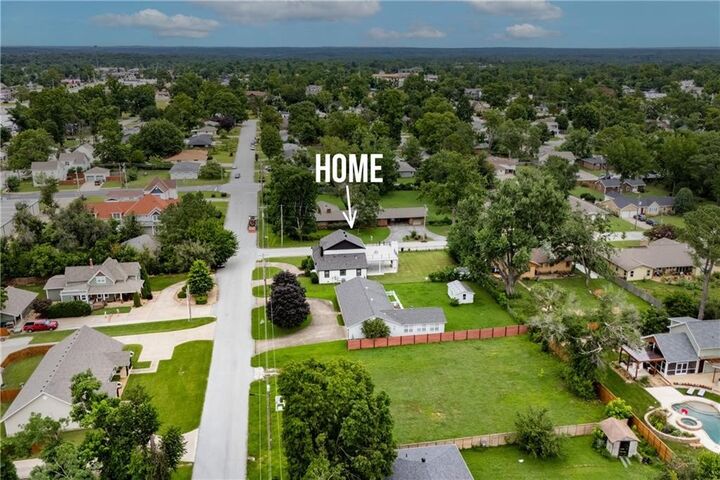 Property Photo:  212 NW G Street  AR 72712