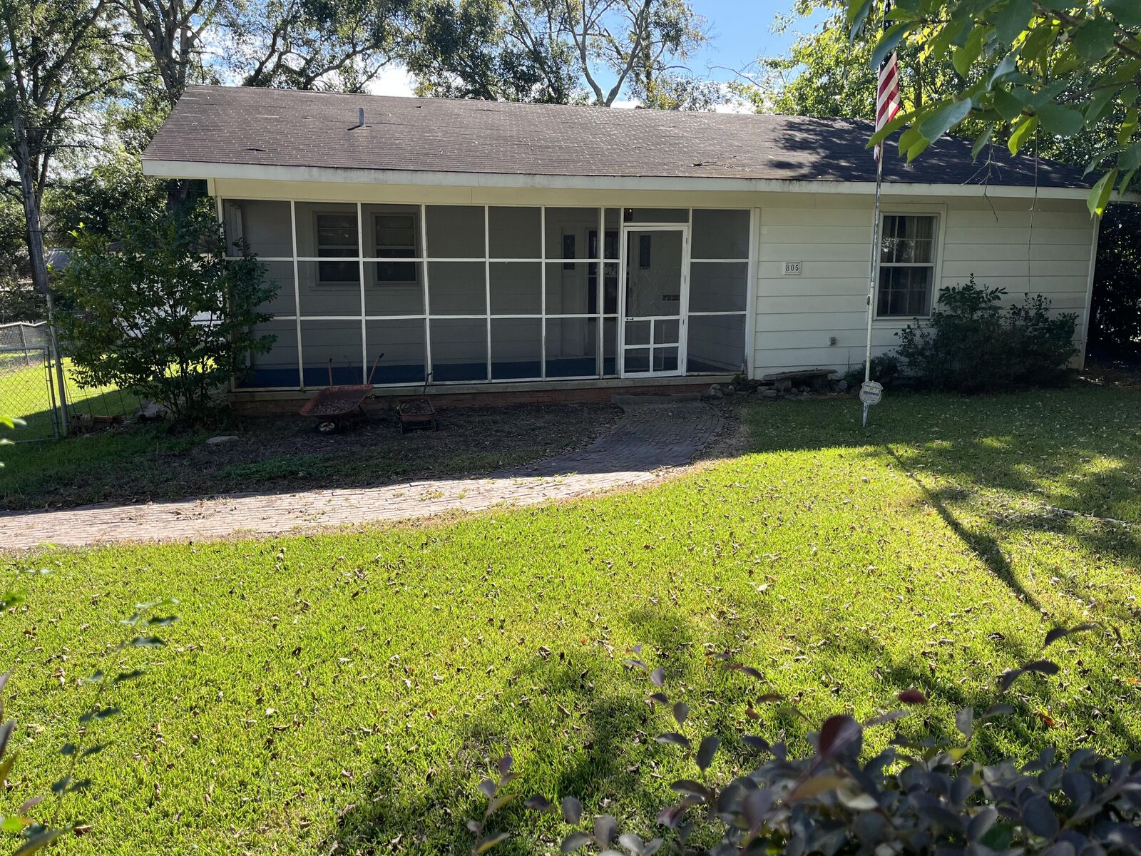 Property Photo:  805 Dennis Ave  LA 71446 