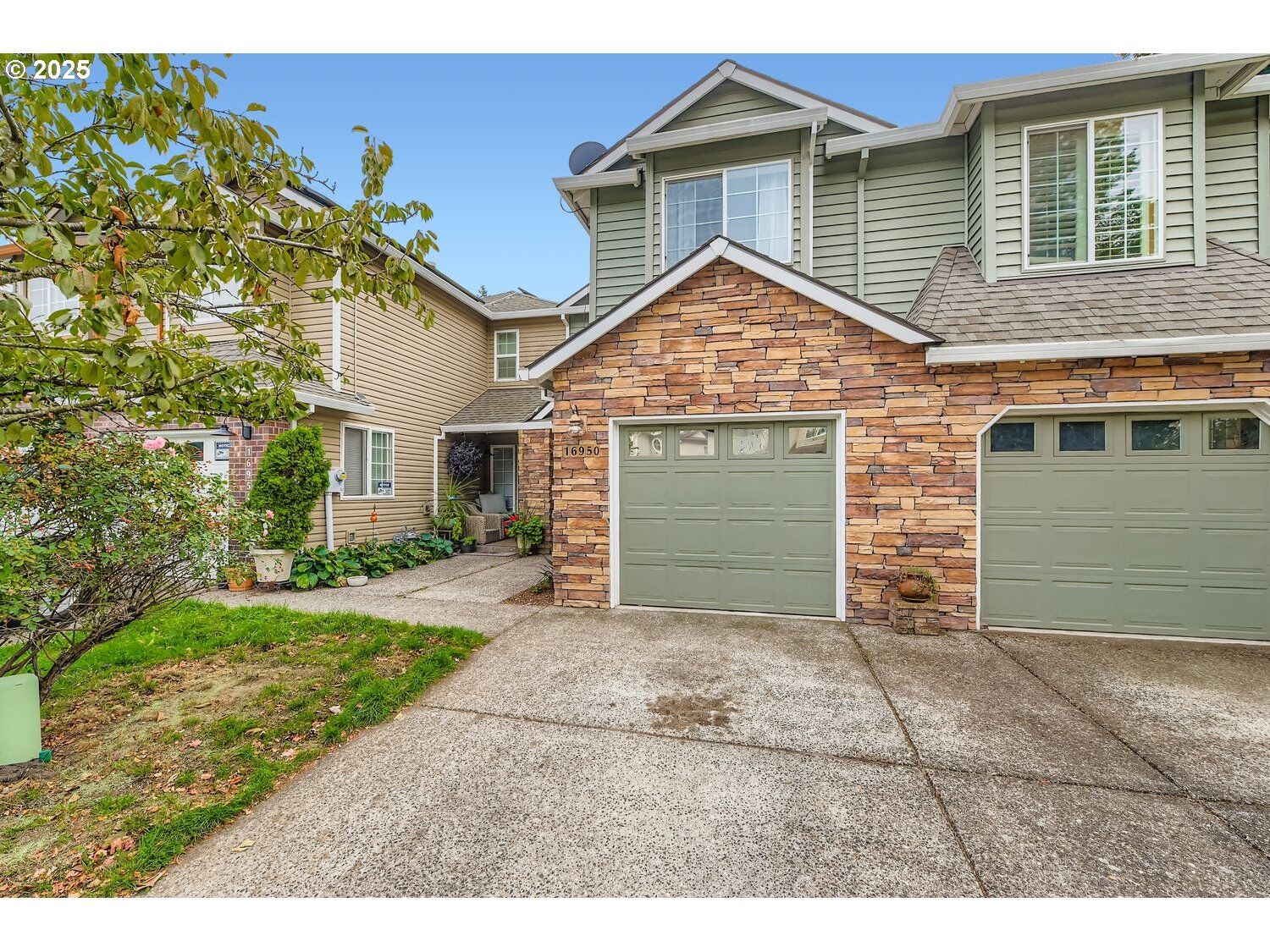 Property Photo:  16950 SE Ankeny St  OR 97233 